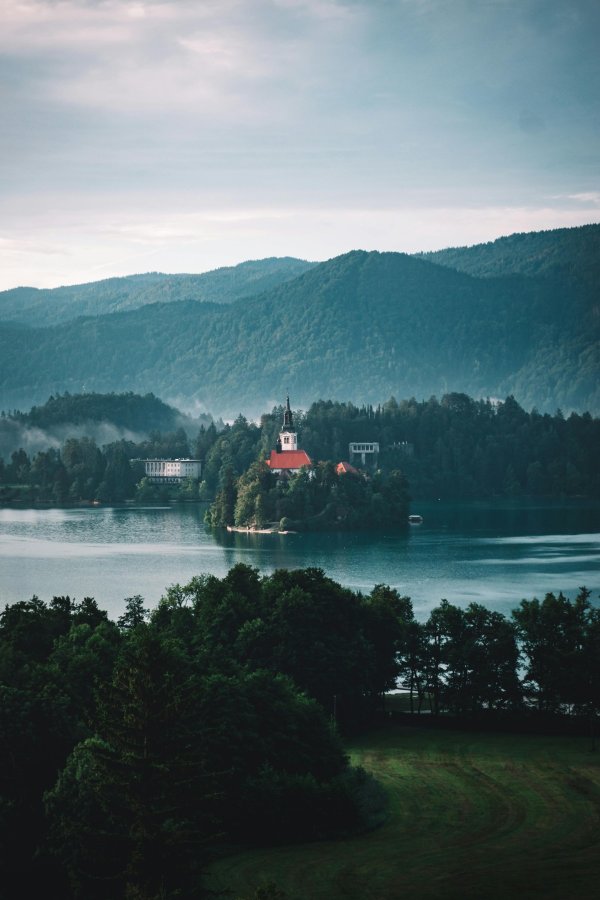 华星配资 孤独的湖中教堂